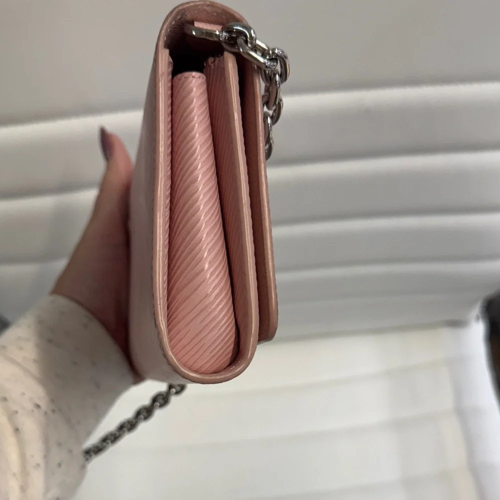 Louis Vuitton Twist Pink Clutch with Silver Chain - Picture 4 of 5